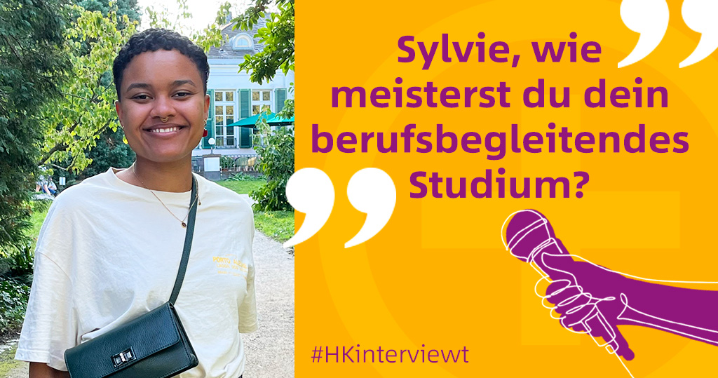 Links ist das Foto einer jungen Frau, rechts ein orangefarbener Kasten, in diesem steht in lilafarbener Schrift: Sylvie, wie meisterst du dein berufsbegleitendes Studium? Darunter eine Grafik: eine Hand mit einem Mikrofon, beides in lila; darunter: #HKinterviewt.