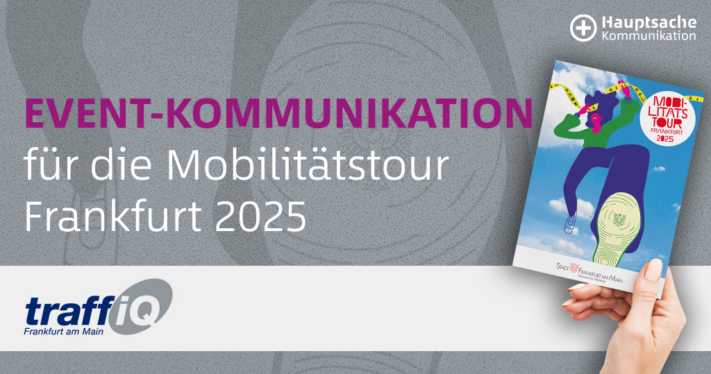 Visual zur Event-Kommunikation für die Mobilitätstour Frankfurt 2025 mit dem Logo von Hauptsache Kommunikation und traffiQ; eine Hand hält ein farbenfrohes Plakatmotiv mit laufender Figur und Schriftzug 