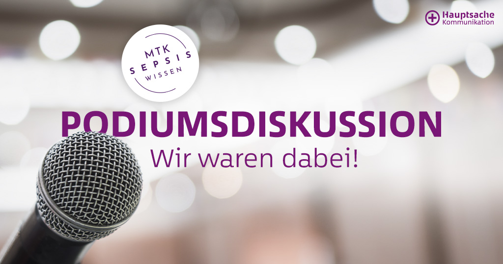 Grafik mit einem Mikrofon im Vordergrund und unscharfem Hintergrund. In der Mitte steht der Schriftzug "PODIUMSDISKUSSION Wir waren dabei!" sowie oben das Logo "MTK Sepsis Wissen" und oben rechts das Logo "Hauptsache Kommunikation".