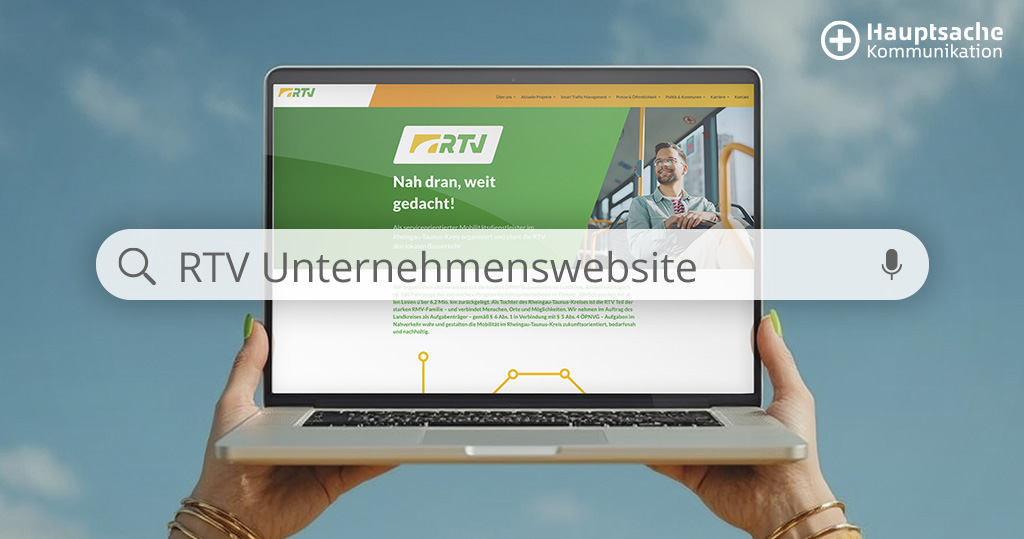 Eine Person hält im Freien einen geöffneten Laptop vor blauem Himmel. Auf dem Bildschirm ist die Unternehmenswebsite der RTV mit grünem Titelbereich und dem Slogan „Nah dran, weit gedacht!“ zu sehen. Darüber liegt eine grafische Suchleiste mit dem Text „RTV Unternehmenswebsite“. Oben rechts befindet sich das Logo „Hauptsache Kommunikation“.