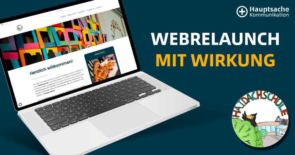 Ein aufgeklappter Laptop zeigt eine moderne Website mit farbenfrohem Header. Rechts daneben steht der Text „WEBRELAUNCH MIT WIRKUNG“, oben das Logo „Hauptsache Kommunikation“ und unten ein rundes, illustriertes Schul-Logo auf dunkelblauem Hintergrund.