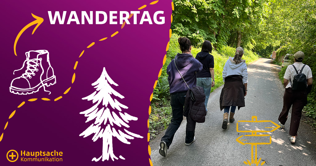 Grafik zum „Wandertag“ mit violettem Designbereich auf der linken Seite und einem Foto auf der rechten Seite. Links sind der Schriftzug „WANDERTAG“, ein Wanderschuh, ein Baum sowie eine gestrichelte Wanderroute in Gelb zu sehen. Unten links steht das Logo „Hauptsache Kommunikation“. Rechts zeigt das Bild vier Personen, die auf einem sonnigen Waldweg spazieren. Ein gelbes Wegweiser-Symbol ist unten rechts eingeblendet.