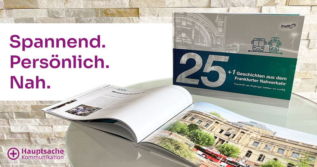 Jubiläumsbroschüre traffiQ mit Titel "25 + 1 Geschichten aus dem Frankfurter Nahverkehr" sowie aufgeschlagenes Exemplar mit Bild eines Busses vor dem Frankfurter Städel. Dazu Text: "Spannend. Persönlich. Nah."